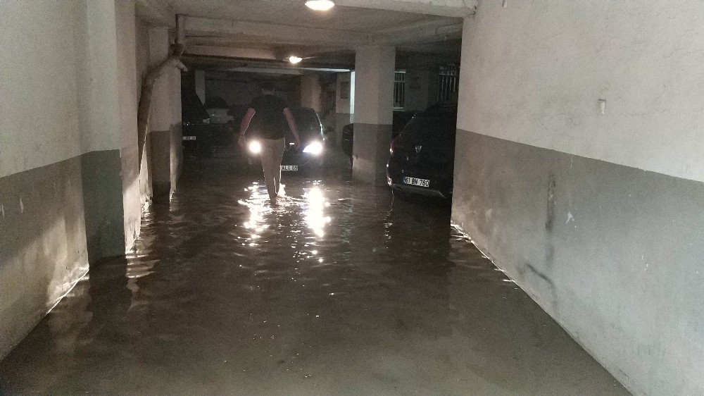 Samsun'da 10 dakika yağan yağmur iş yerlerini sular altında bıraktı
