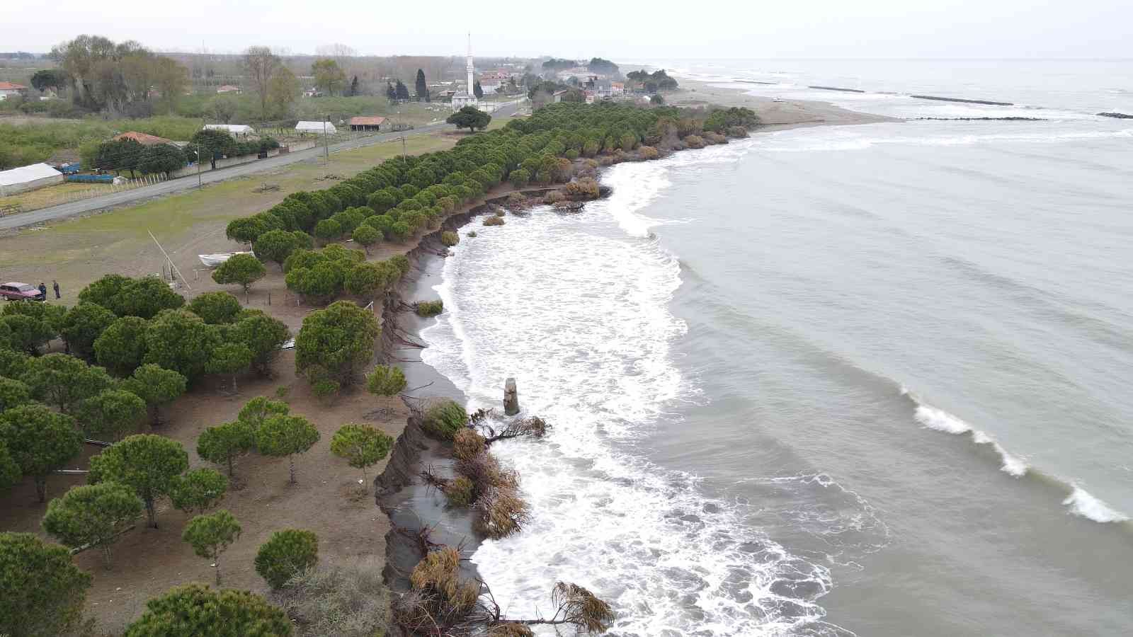 Hırçın dalgalar 150 metre kumsalı yuttu, evler tehdit altında
