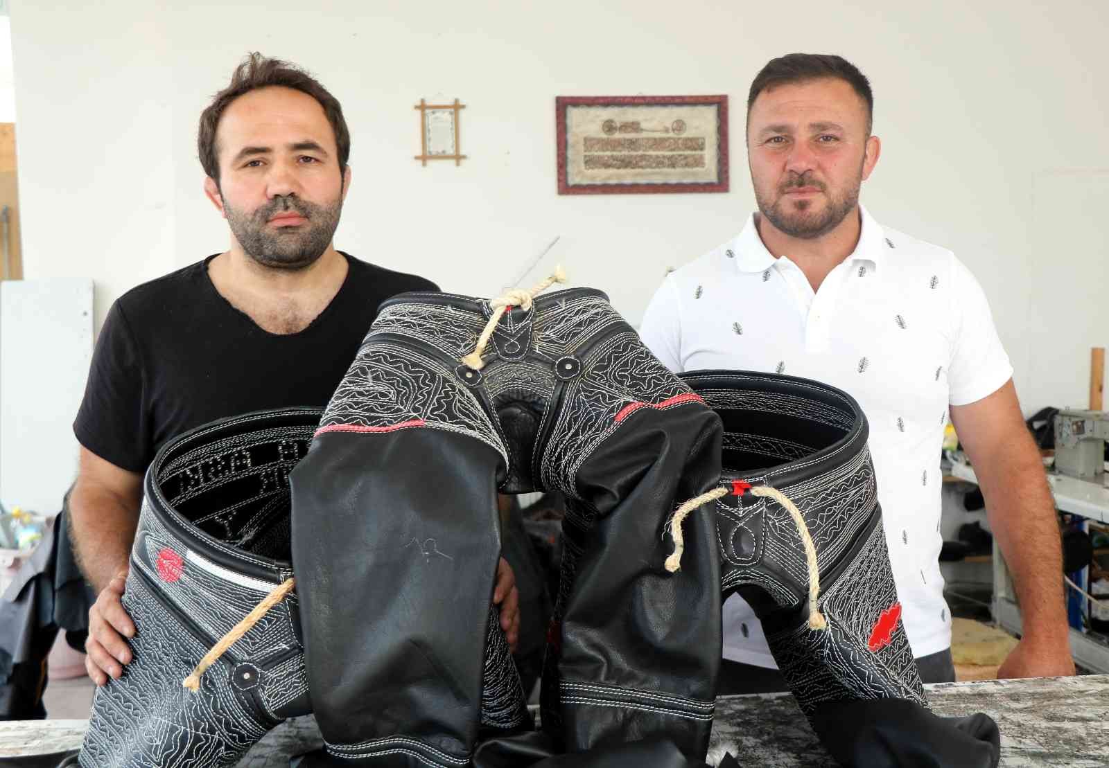 Günde 18 saat çalışarak kispetleri Kırkpınar'a yetiştirmeye çalışıyor
