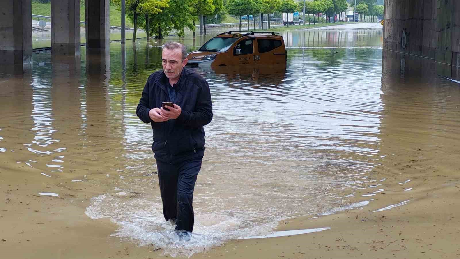 Samsun'da taksici selde aracıyla suyun içinde mahsur kaldı
