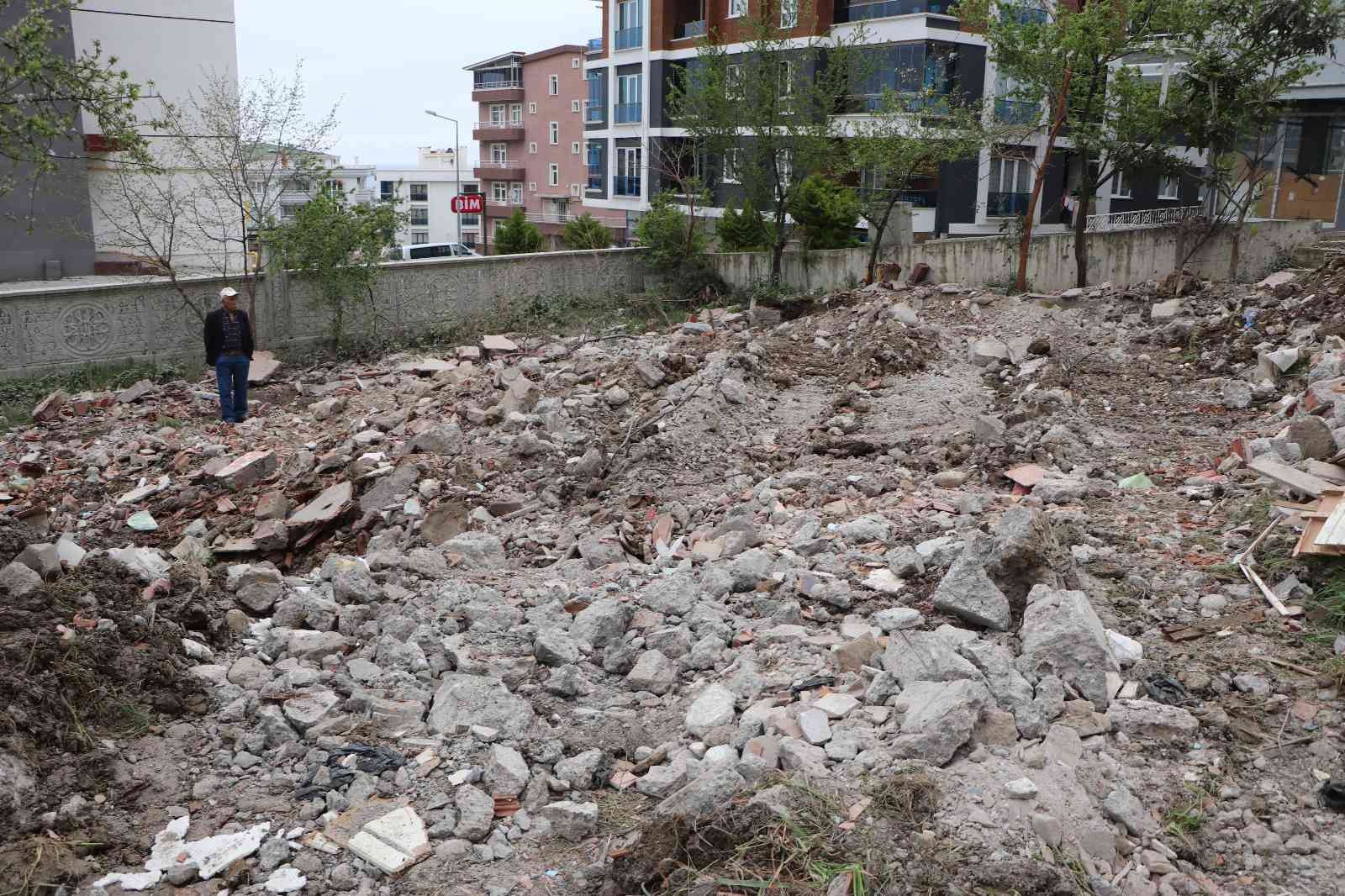 Karadeniz fıkrası gibi olay: Adresi karıştırdı, yanlış binayı yıktı
