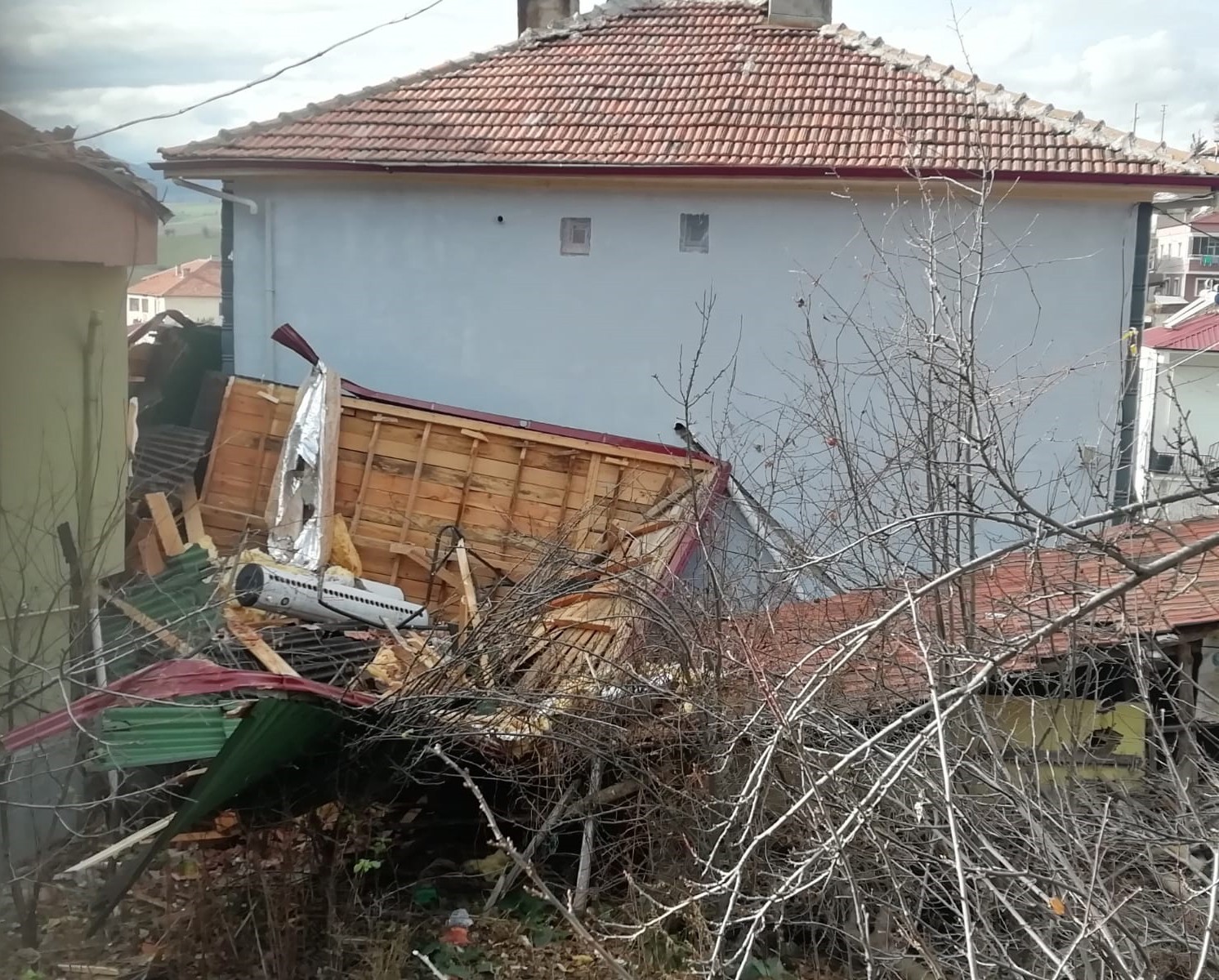 Samsun'da fırtına çatıları uçurdu
