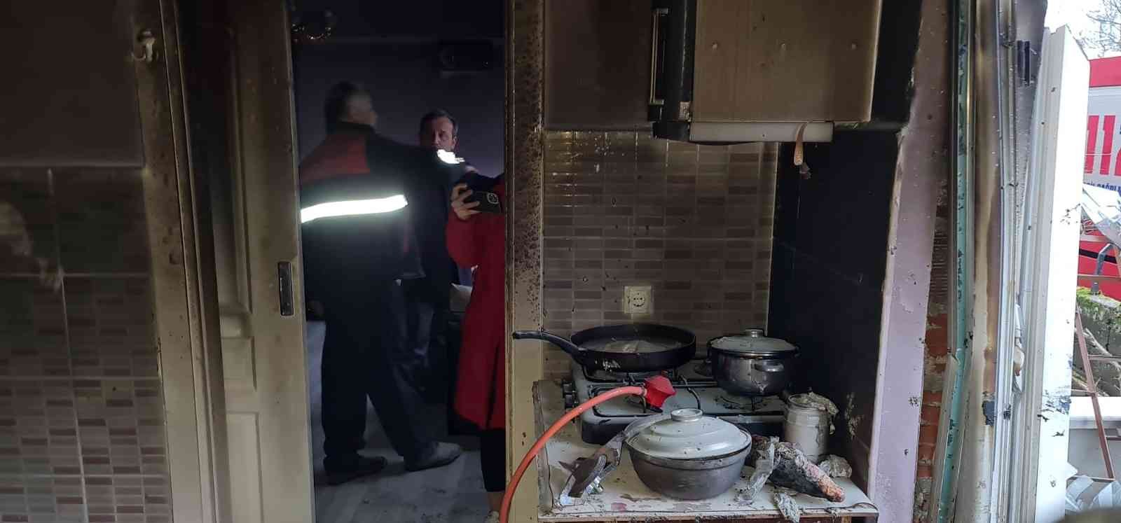 Mutfak tüpü patladı, ev alev alev yandı: 4 yaralı
