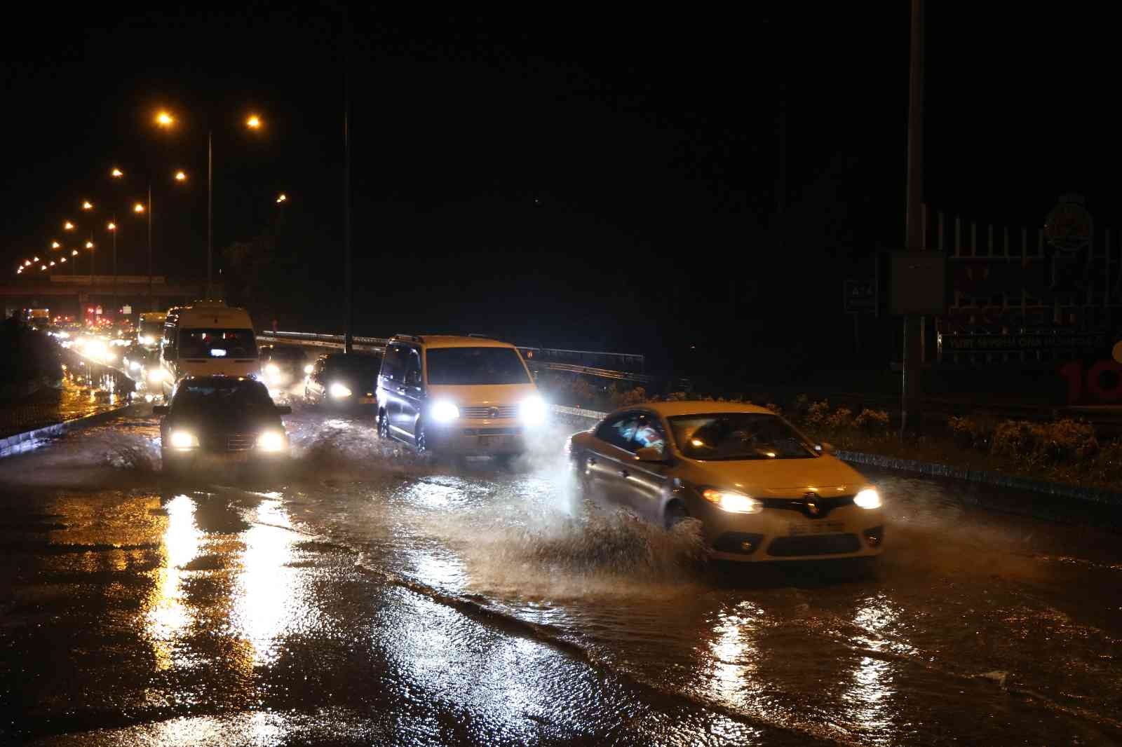 Samsun'u sağanak vurdu, hayat felç oldu
