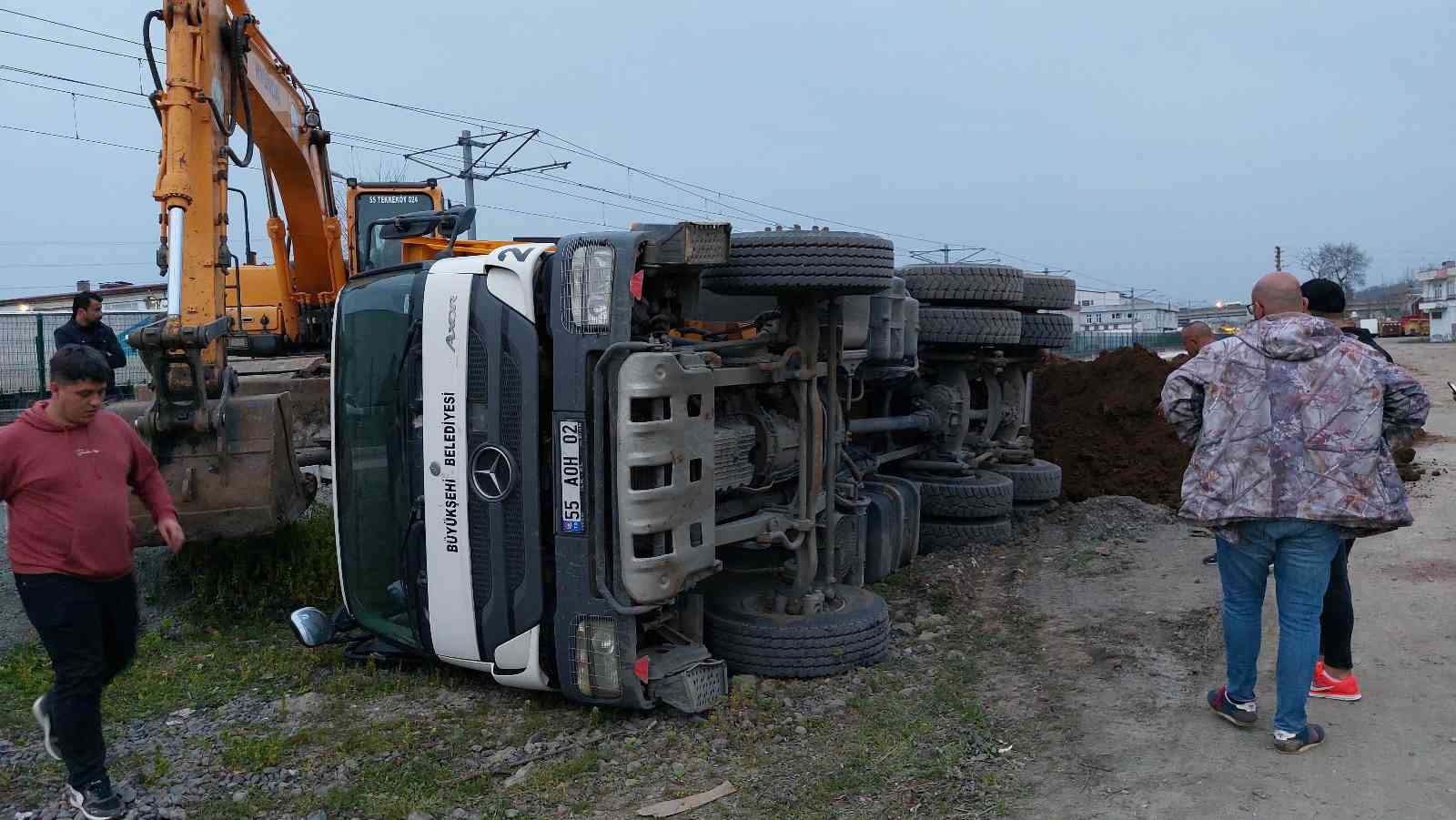 Samsun'da toprak döken hafriyat kamyonu devrildi: 1 yaralı
