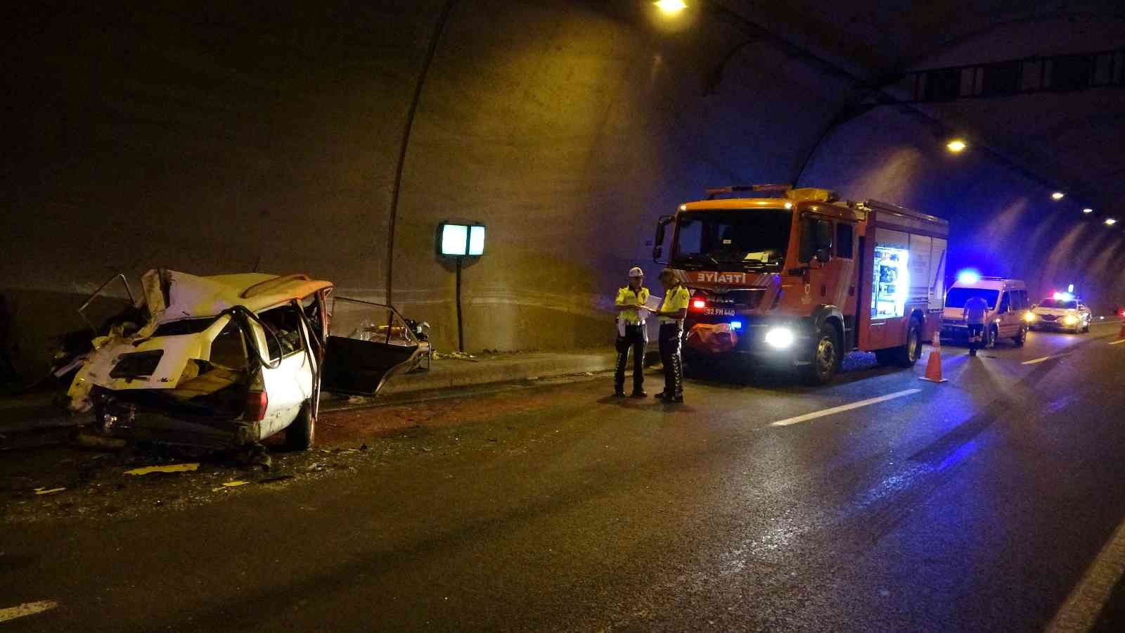 Tır, tünelde arıza yapan otomobile çarptı: 1 ölü, 3 yaralı
