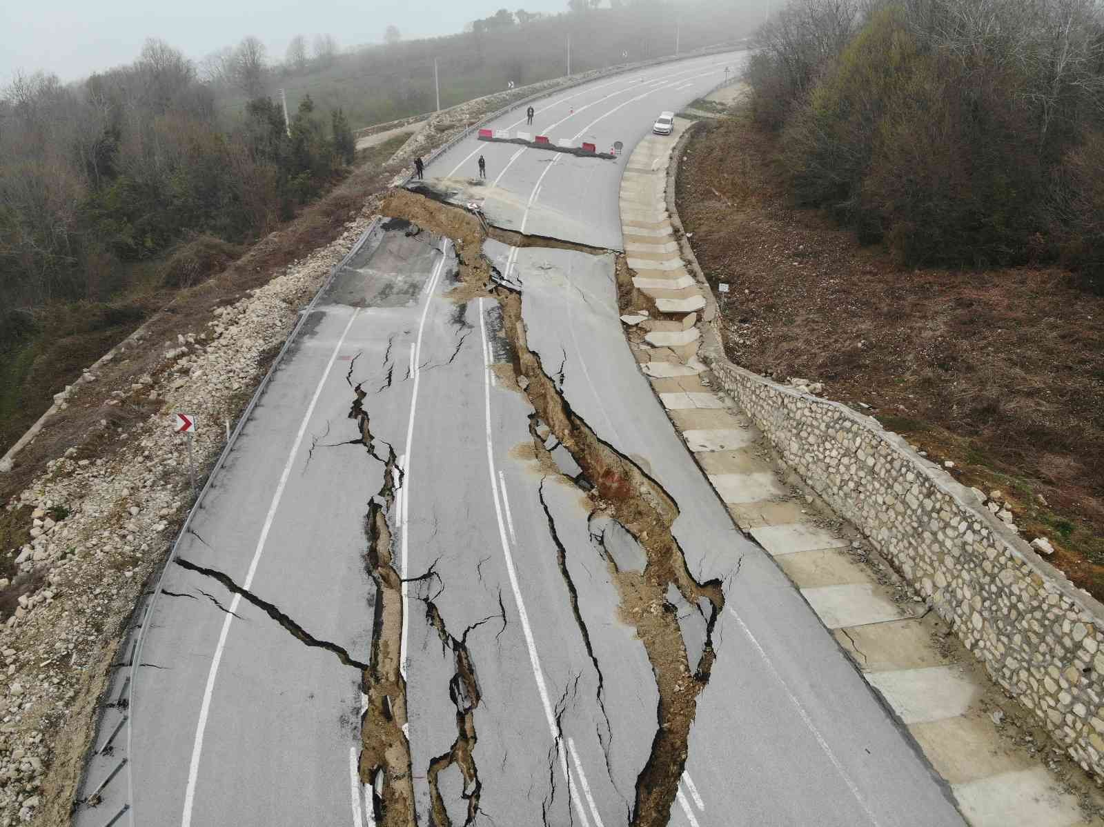 Karadeniz'i İstanbul'a bağlayan yol çöktü
