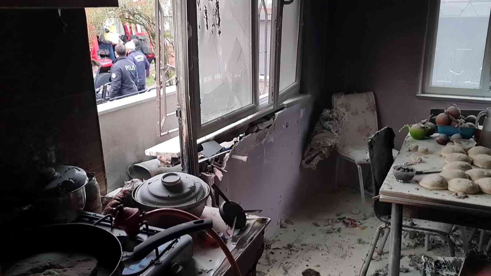 Mutfak tüpü patladı, ev alev alev yandı: 4 yaralı
