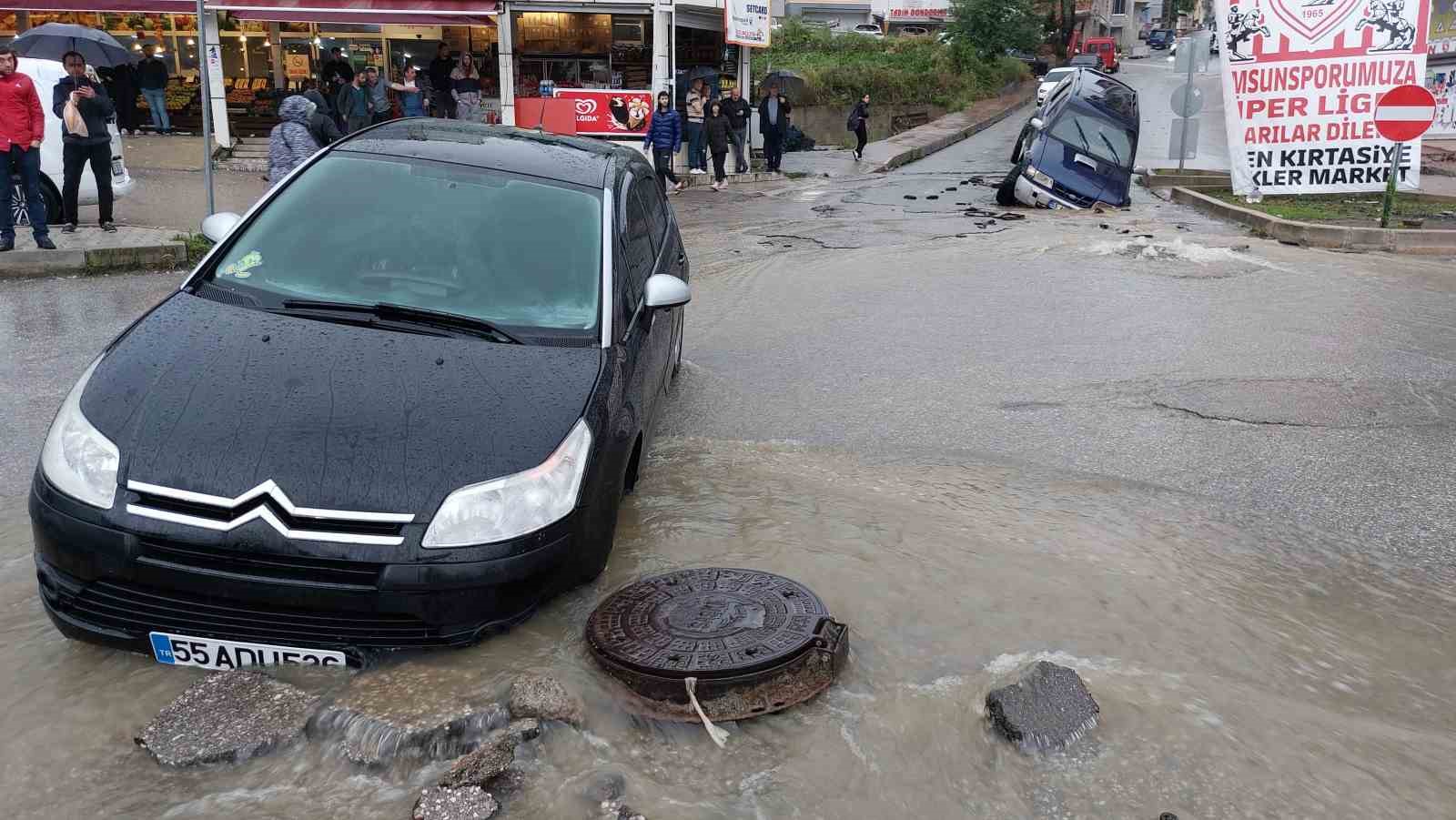 Samsun'da sel felaketi! Yollar çöktü, araçlar yolda kaldı