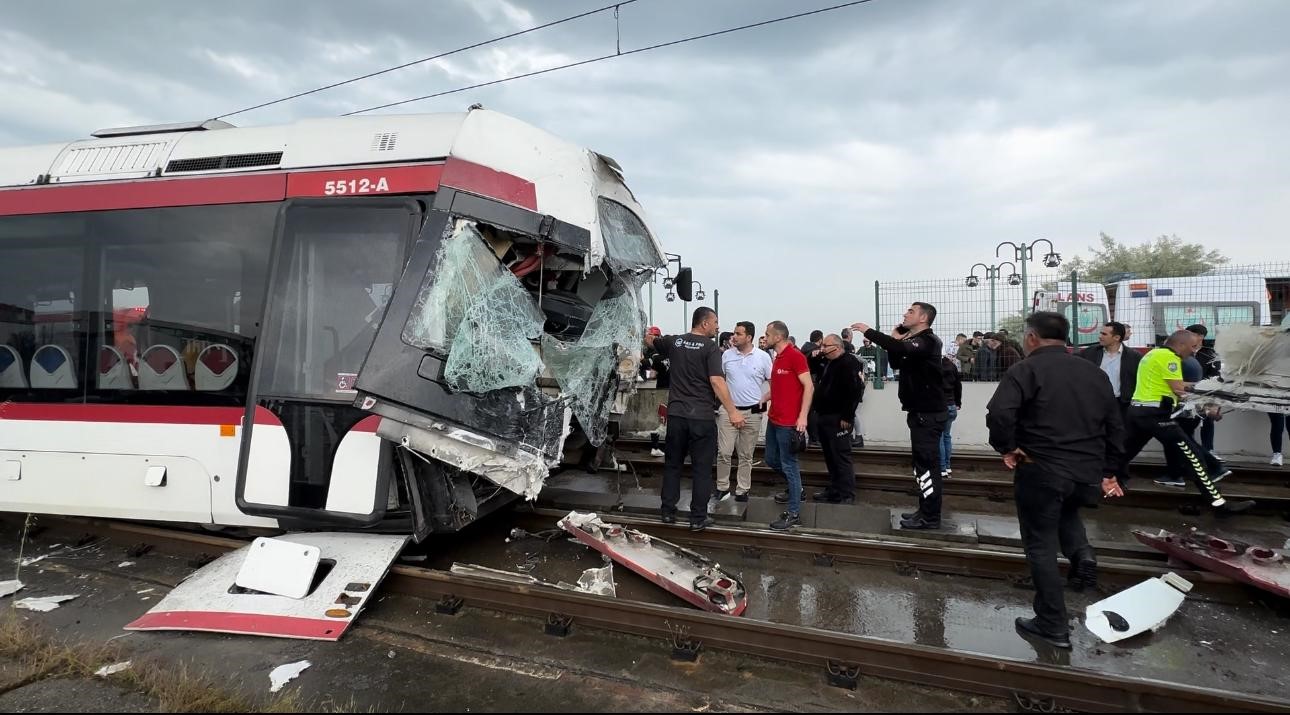 Samsun'da tramvaylar çarpıştı: 1'i ağır 14 yaralı
