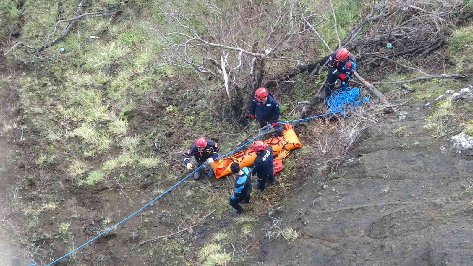 Sinop'ta kayalıklarda bulunan ceset bulunduğu yerden AFAD ekiplerince alındı
