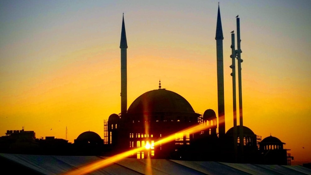 Taksim'de batan güneş Türk bayrağı ile buluştu
