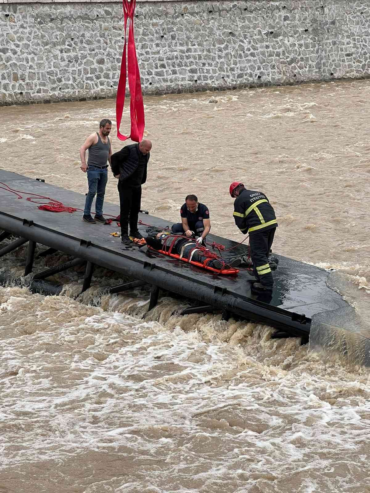 Ordu'da inşaat halindeki köprü çöktü: 2 işçi yaralı
