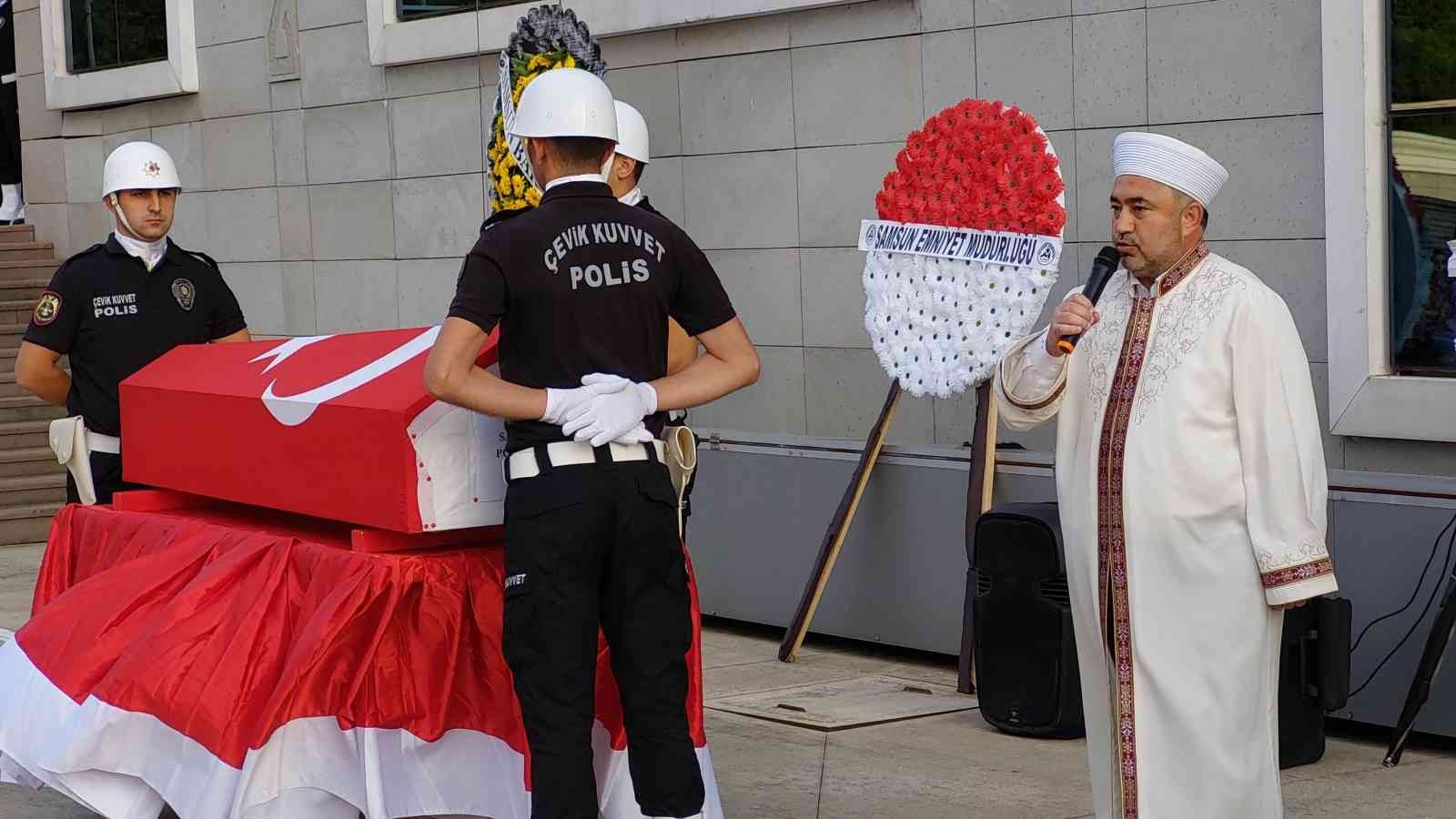 Kalbine yenik düşen polis için tören düzenlendi
