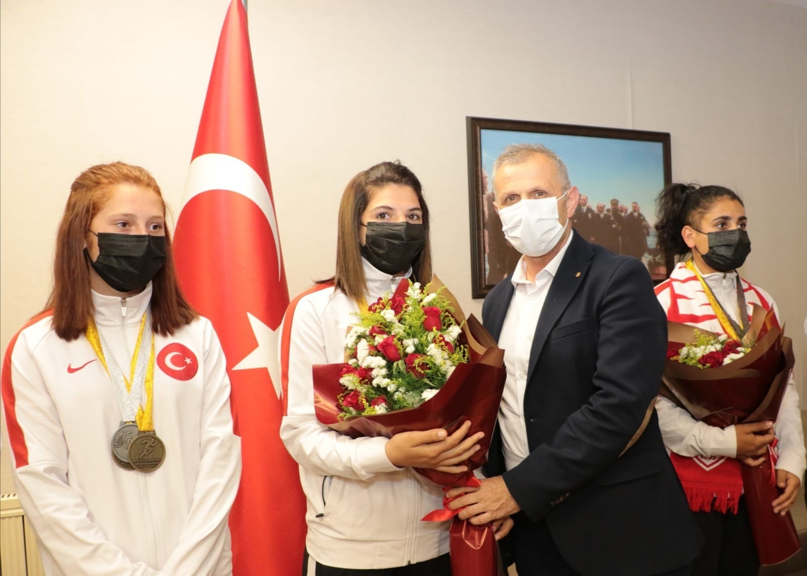 Samsun'un dünya şampiyonları çiçekle karşılandı
