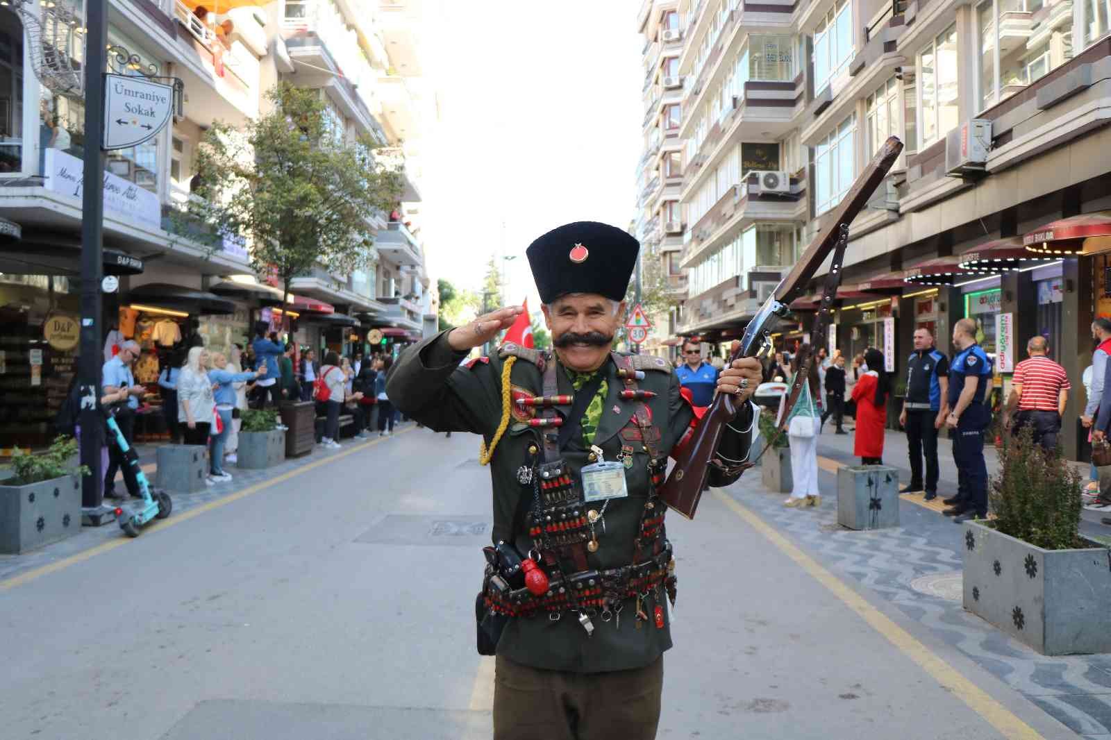 1919 metrelik bayrakla caddeler şenlendi
