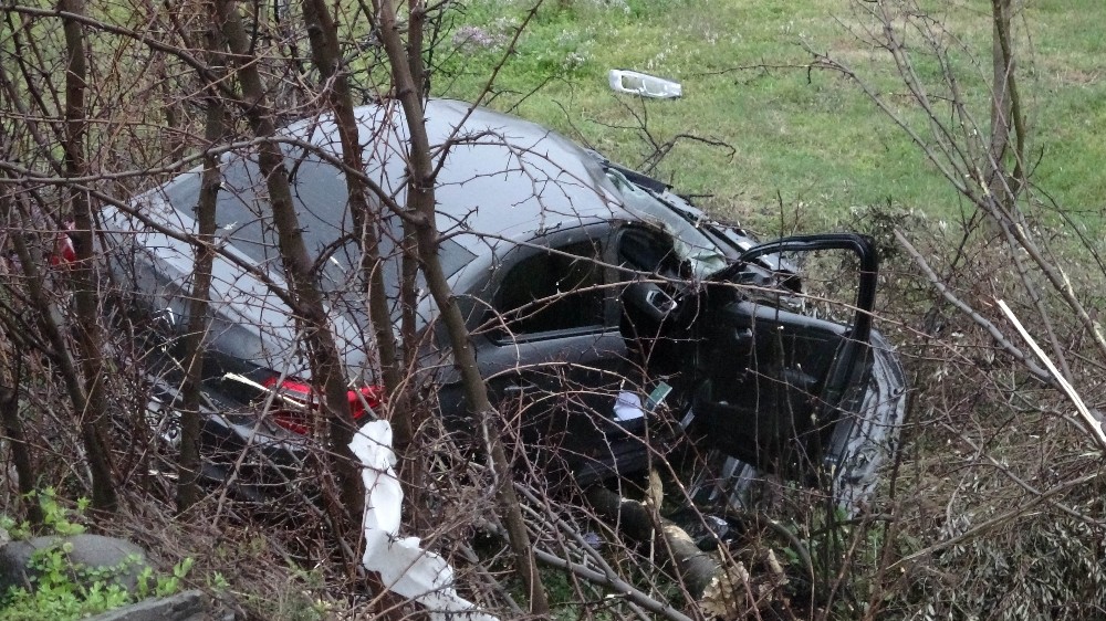 Şarampole yuvarlanan otomobilin sürücüsü ölümden döndü
