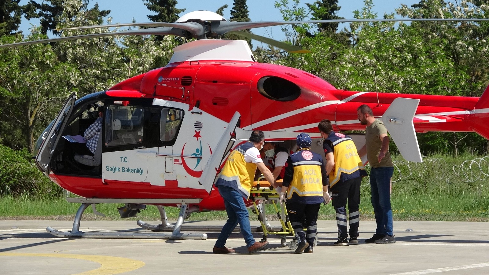 Ormanda kestiği ağaç üzerine düşen şahıs ambulans helikopterle hastaneye yetiştirildi
