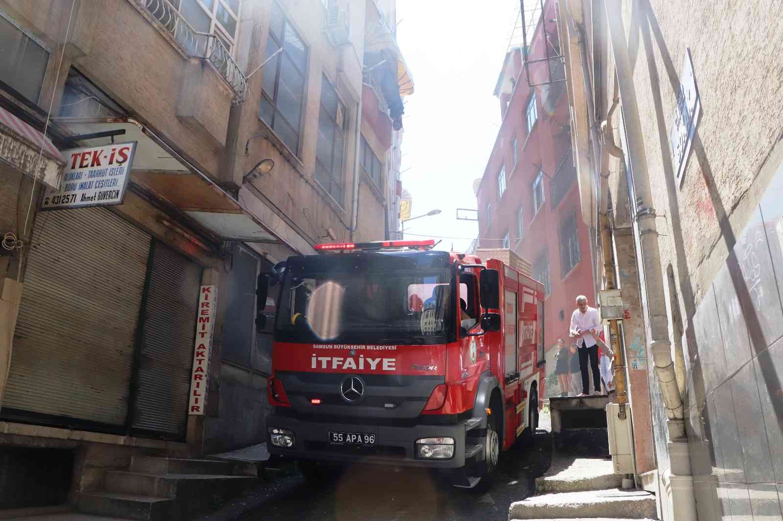 Samsun'da yangın paniği: 2 kişi dumandan etkilendi
