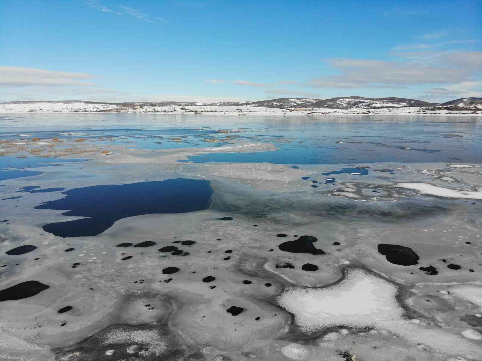 Ladik Gölü buz tuttu
