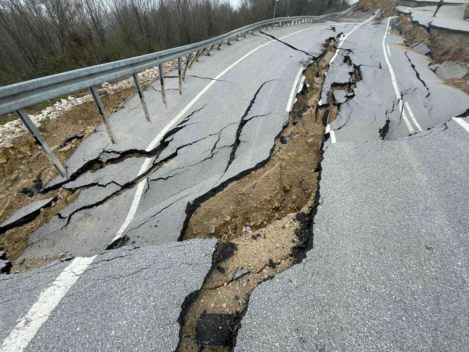 Karadeniz'i İstanbul'a bağlayan yol çöktü
