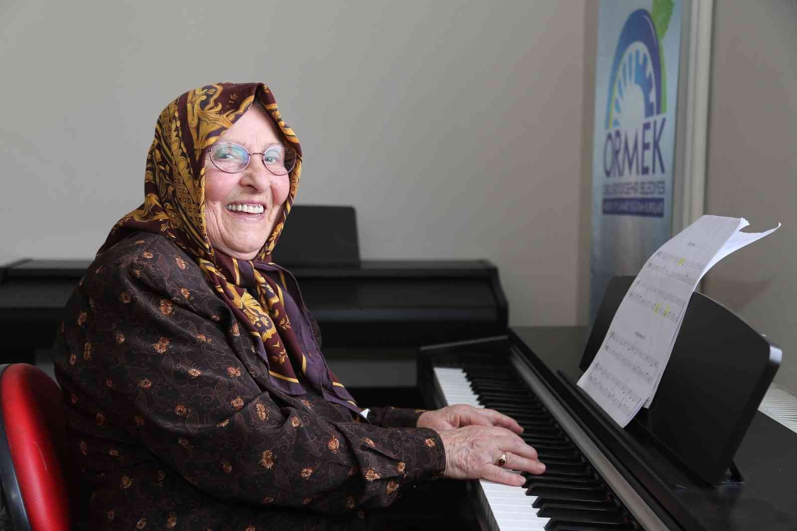 86 yaşında piyano kursuna başladı

