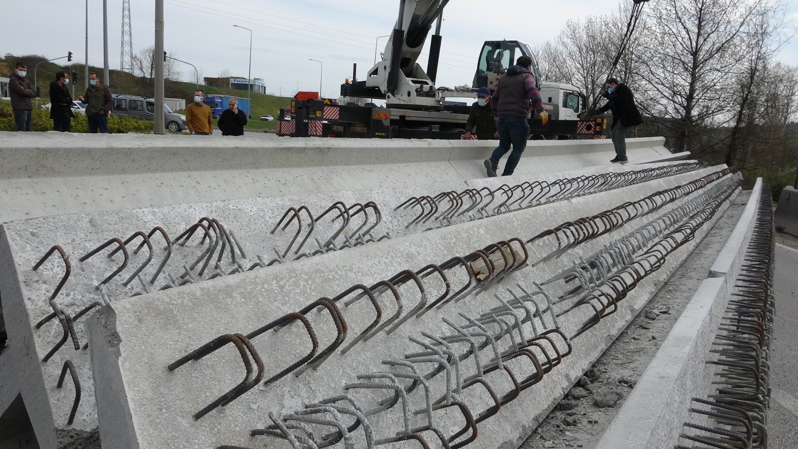 Tırın üzerindeki tonlarca ağırlığındaki beton köprü kirişleri yola devrildi
