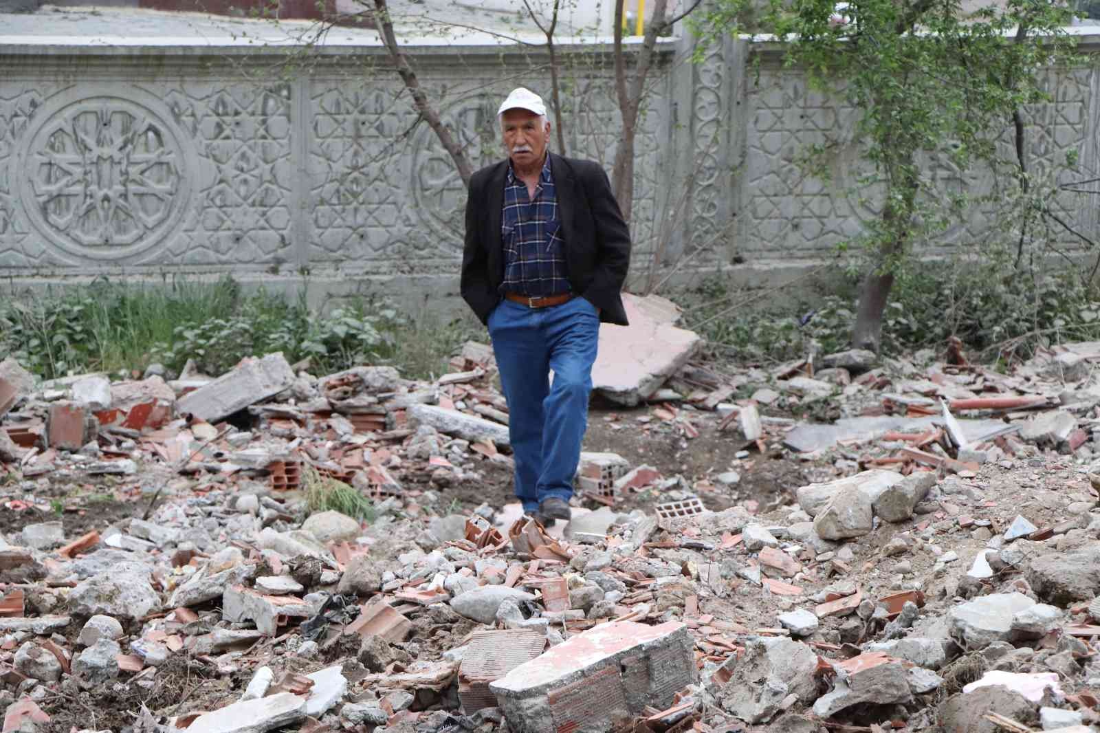 Karadeniz fıkrası gibi olay: Adresi karıştırdı, yanlış binayı yıktı
