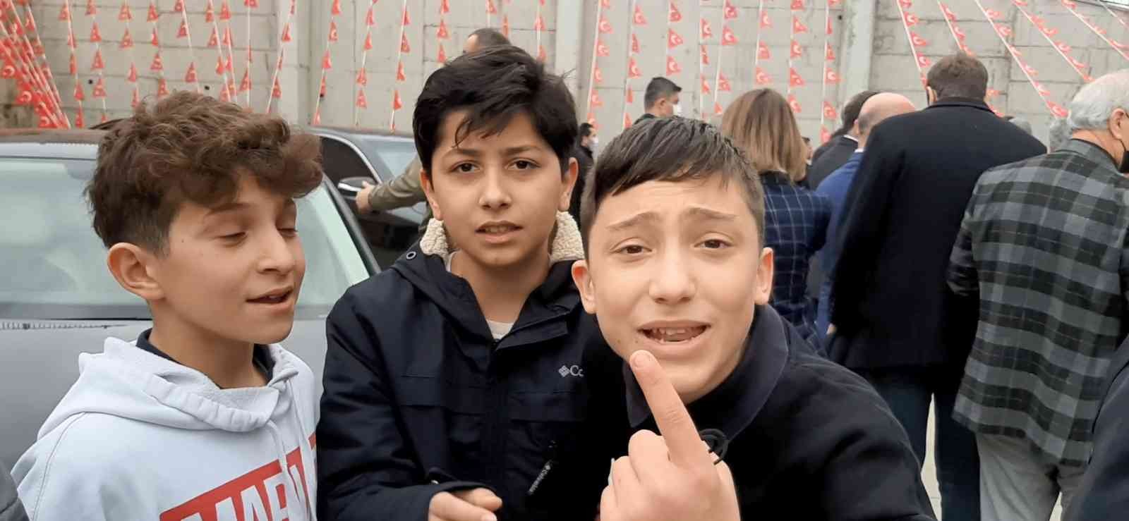 Öğrencilerden Bakan Özer'i gülümseten istek: 'Müzikten bırakıyorlar, sınıfta kalma olmasın"
