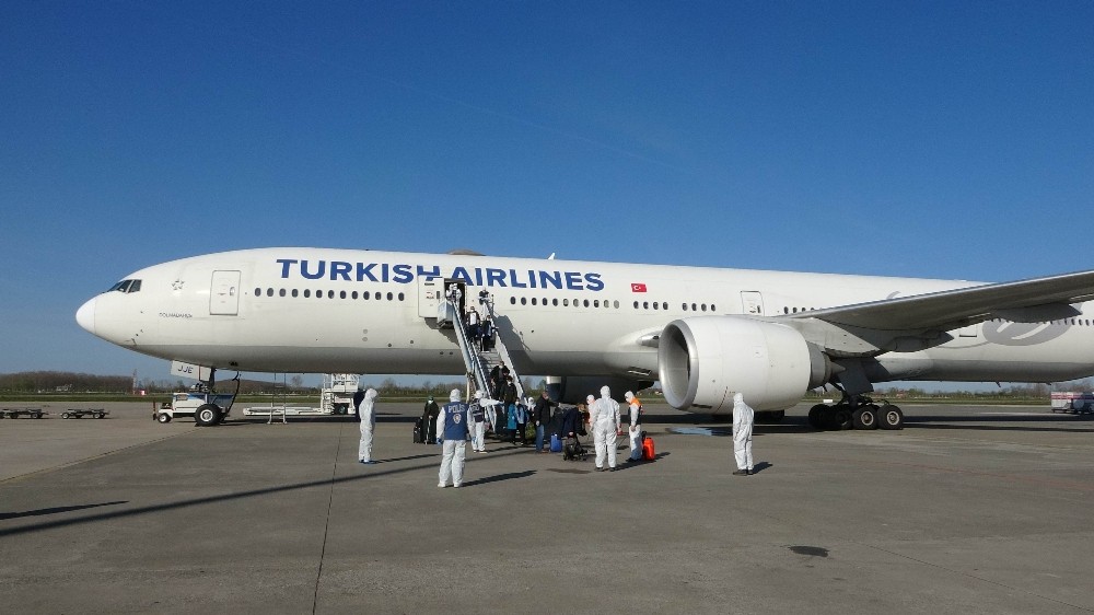 346 Türk vatandaşı Hollanda'dan uçakla Samsun'a getirildi
