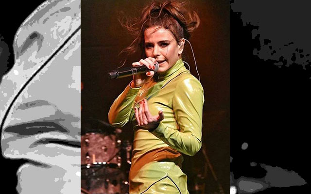 Fıstık Yeşili Elbisesi Büyüledi