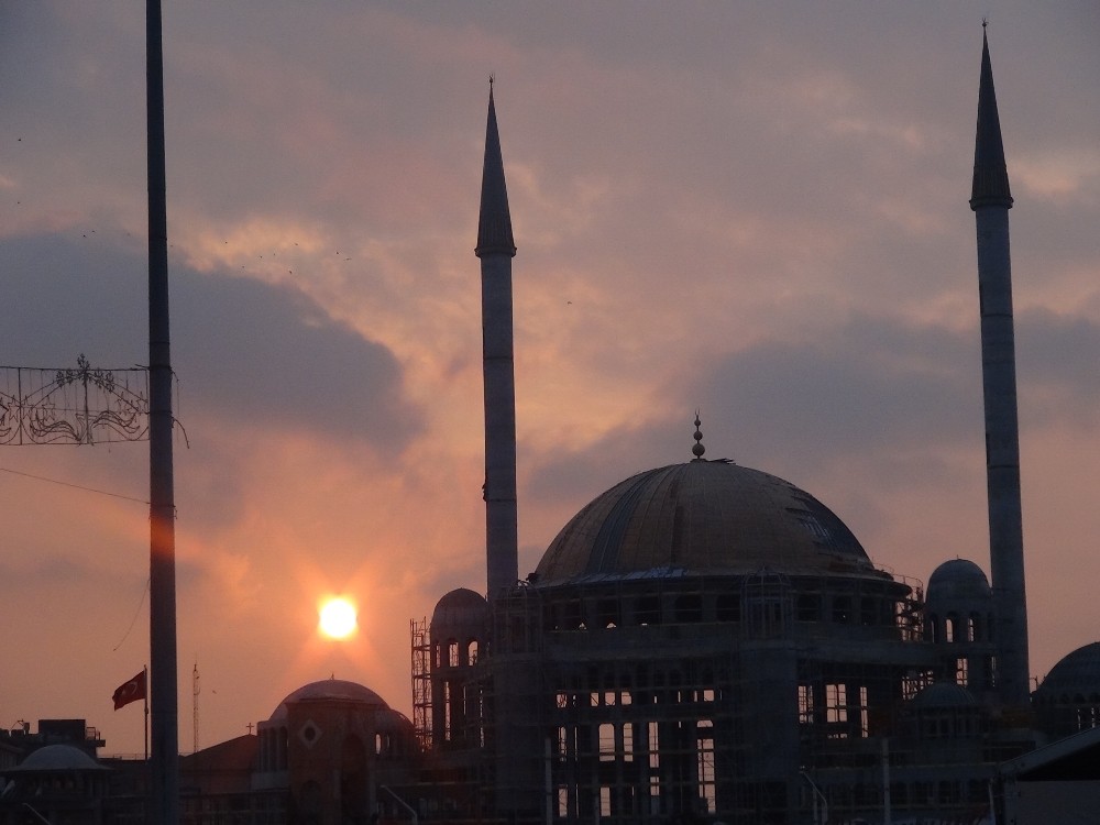 Taksim'de batan güneş Türk bayrağı ile buluştu
