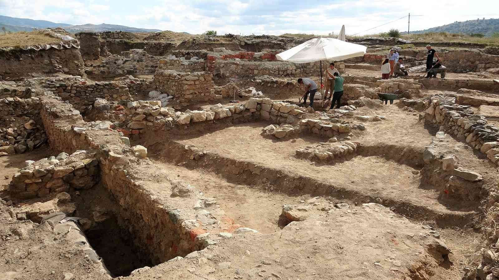 Helenistik döneme ait tapınak gün yüzüne çıkartılıyor
