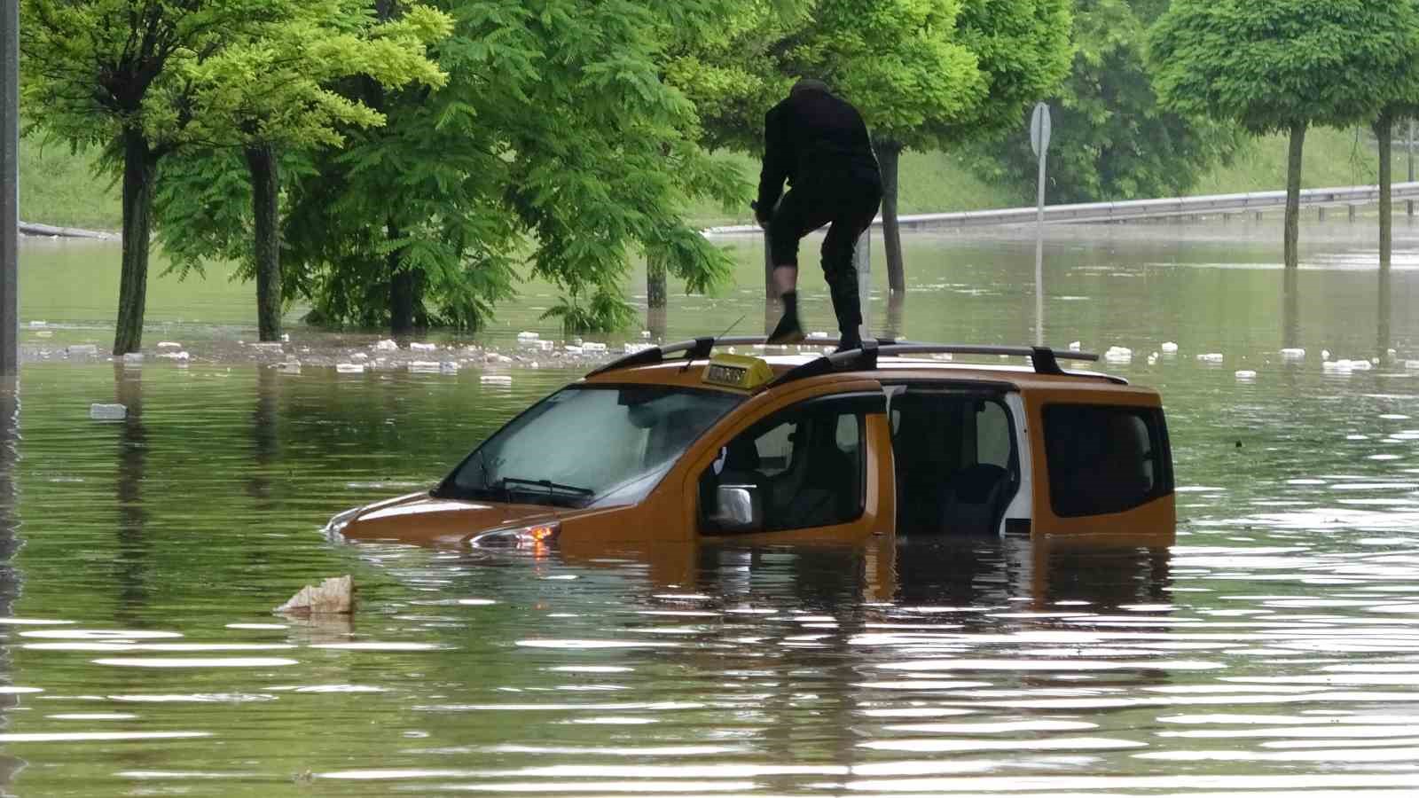 Samsun'da taksici selde aracıyla suyun içinde mahsur kaldı
