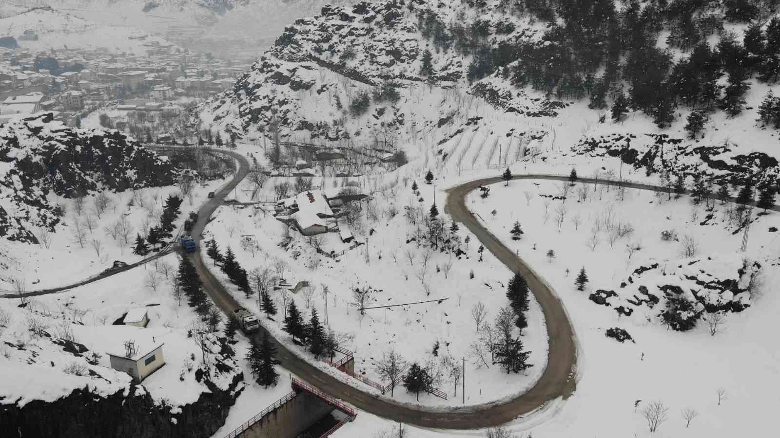 Sokaklardaki karları toplayıp baraj gölüne taşıdılar
