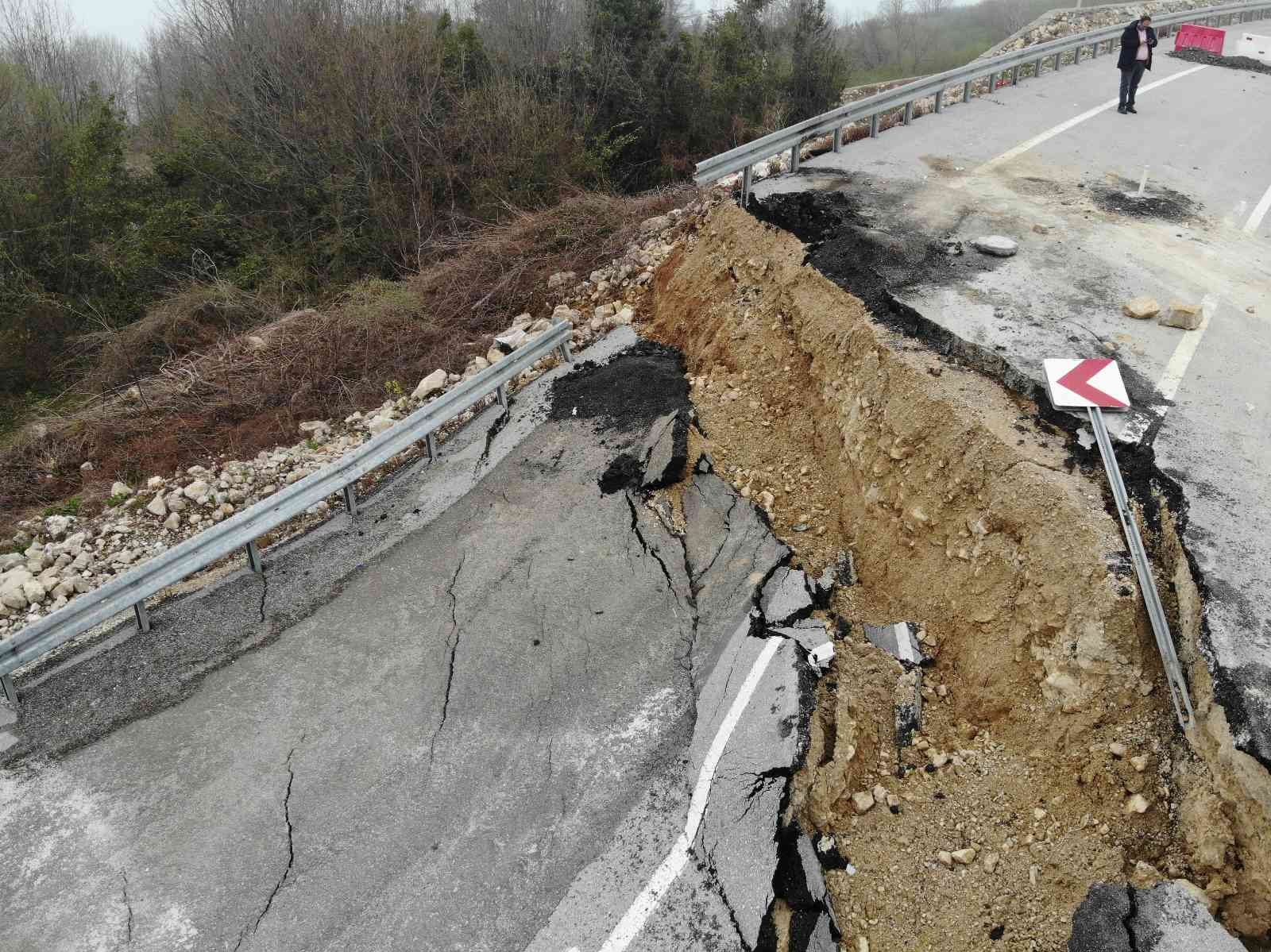 Karadeniz'i İstanbul'a bağlayan yol çöktü
