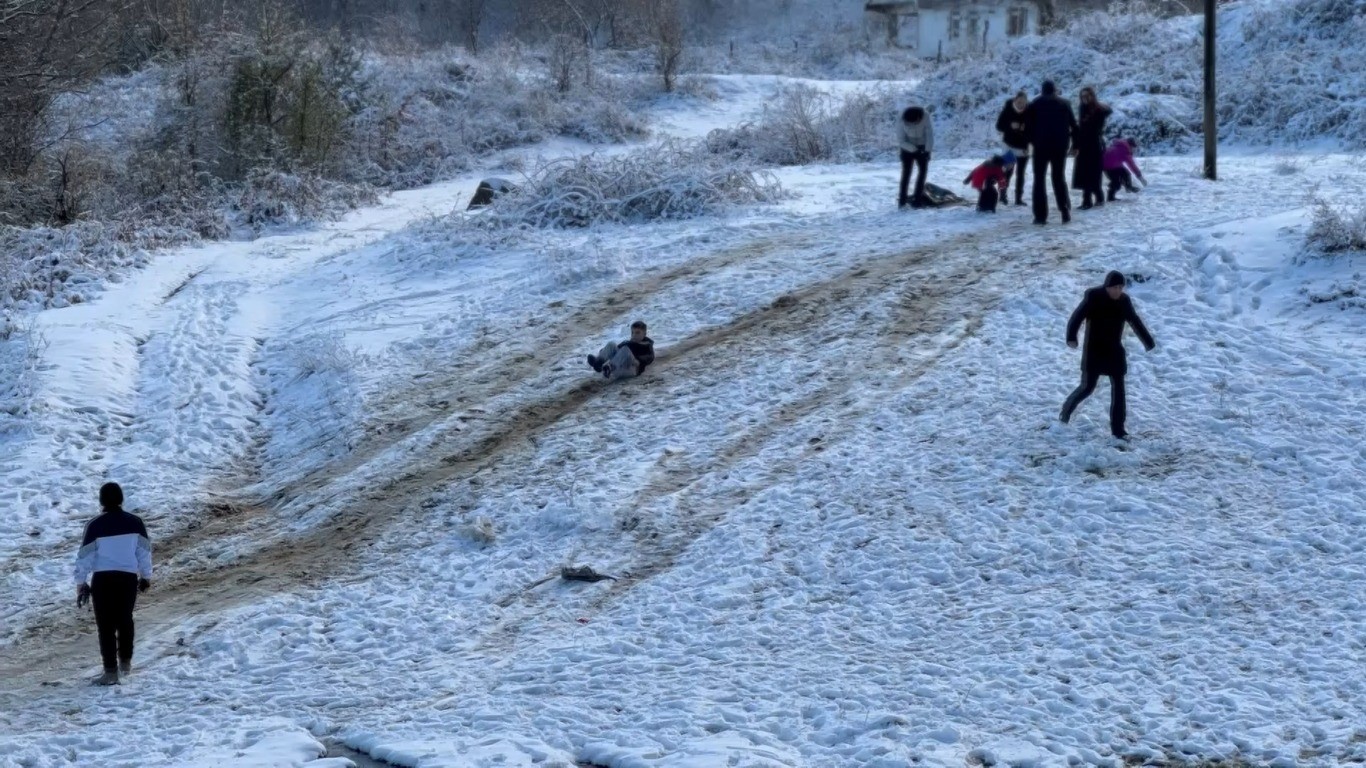 Beyaza bürünen Samsun Kocadağ'da vatandaşların kar keyfi