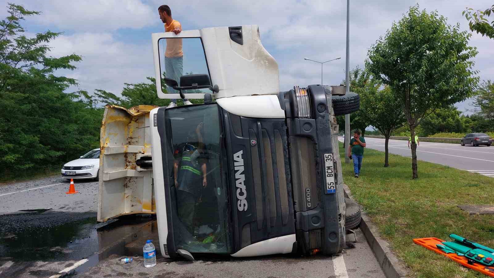 Devrilen mıcır yüklü kamyonun sürücüsünü itfaiye camı kırarak çıkarttı
