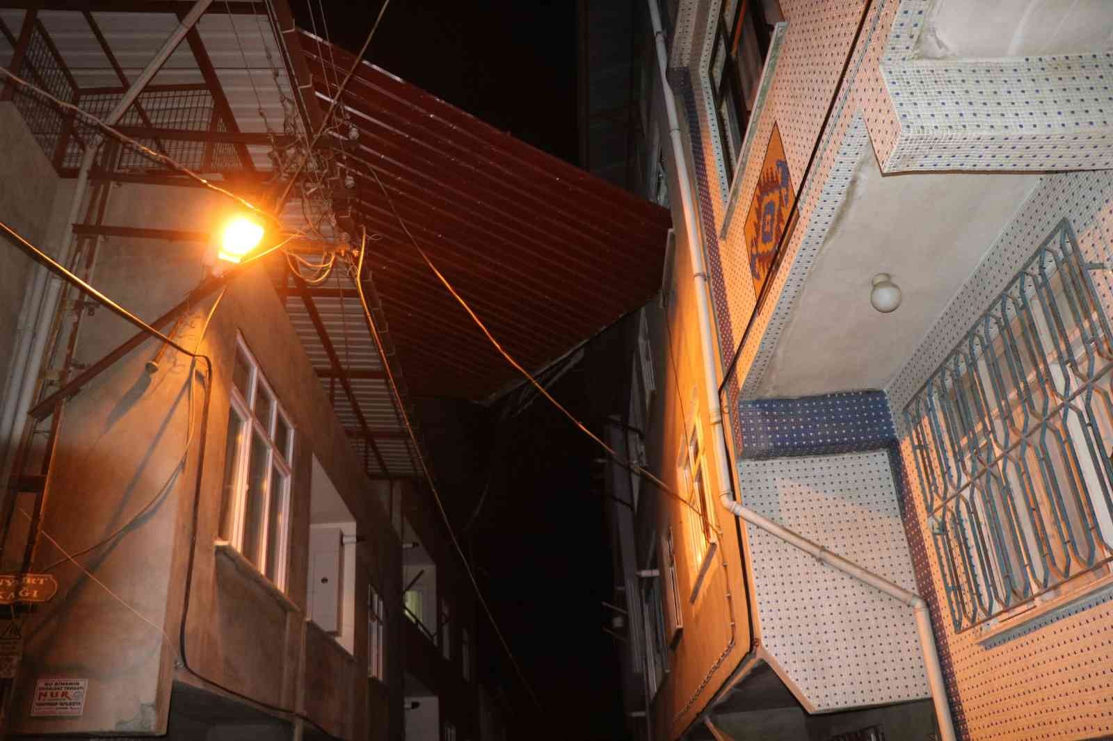 Samsun'da fırtınadan uçan çatı 2 apartmanın arasında kaldı

