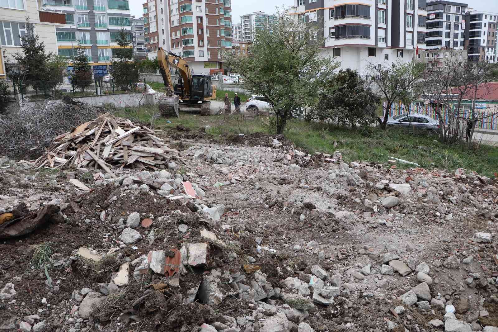 Karadeniz fıkrası gibi olay: Adresi karıştırdı, yanlış binayı yıktı
