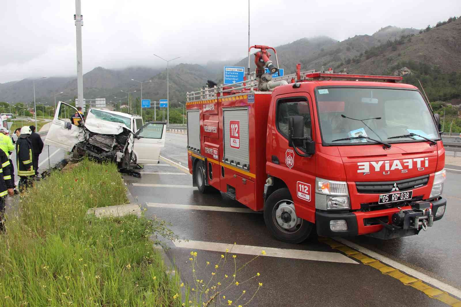 Amasya'da minibüs yol kenarındaki pikaba çarptı: 2 ölü, 6 yaralı
