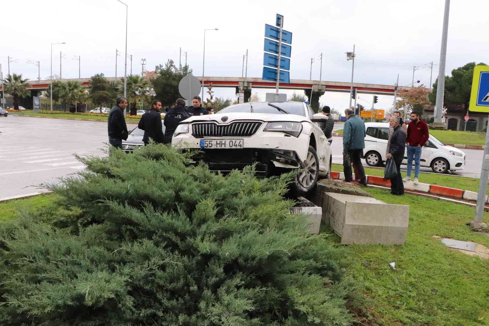 Samsun'da trafik kazası: 1 otomobil refüje çıktı
