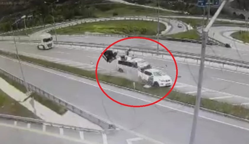 Amasya'da minibüs yol kenarındaki pikaba çarptı: 2 ölü, 6 yaralı
