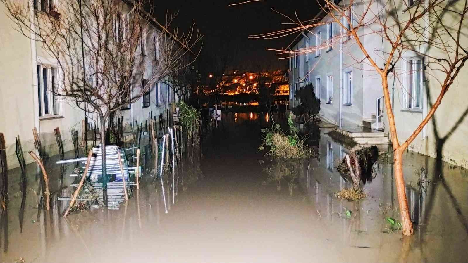 Edirne'de sel felaketi: Mahsur kalan aile ev eşyalarını kurtarmak için seferber oldu
