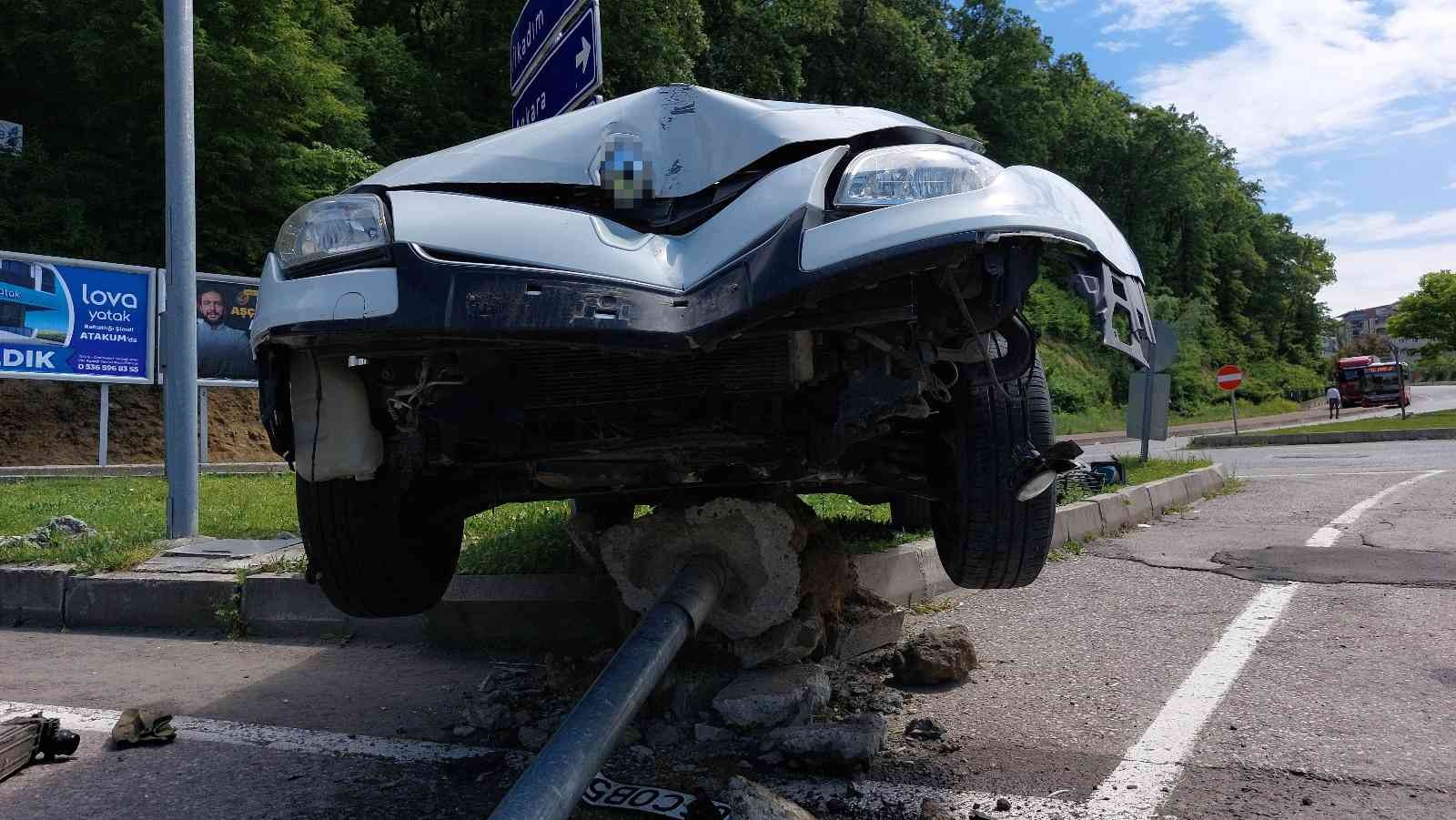 Samsun'da trafik lambasına çarpan otomobil hurdaya döndü
