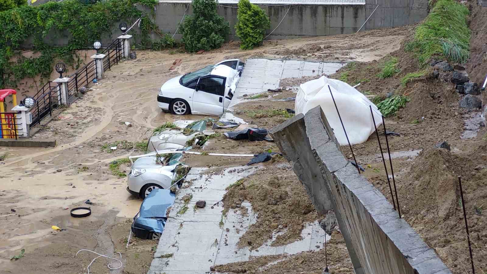 Samsun'da istinat duvarı araçların üzerine çöktü