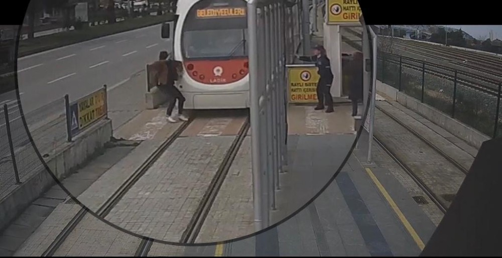 Turnikeye takılan riskli vatandaşlar ve tramvay kazaları kamerada
