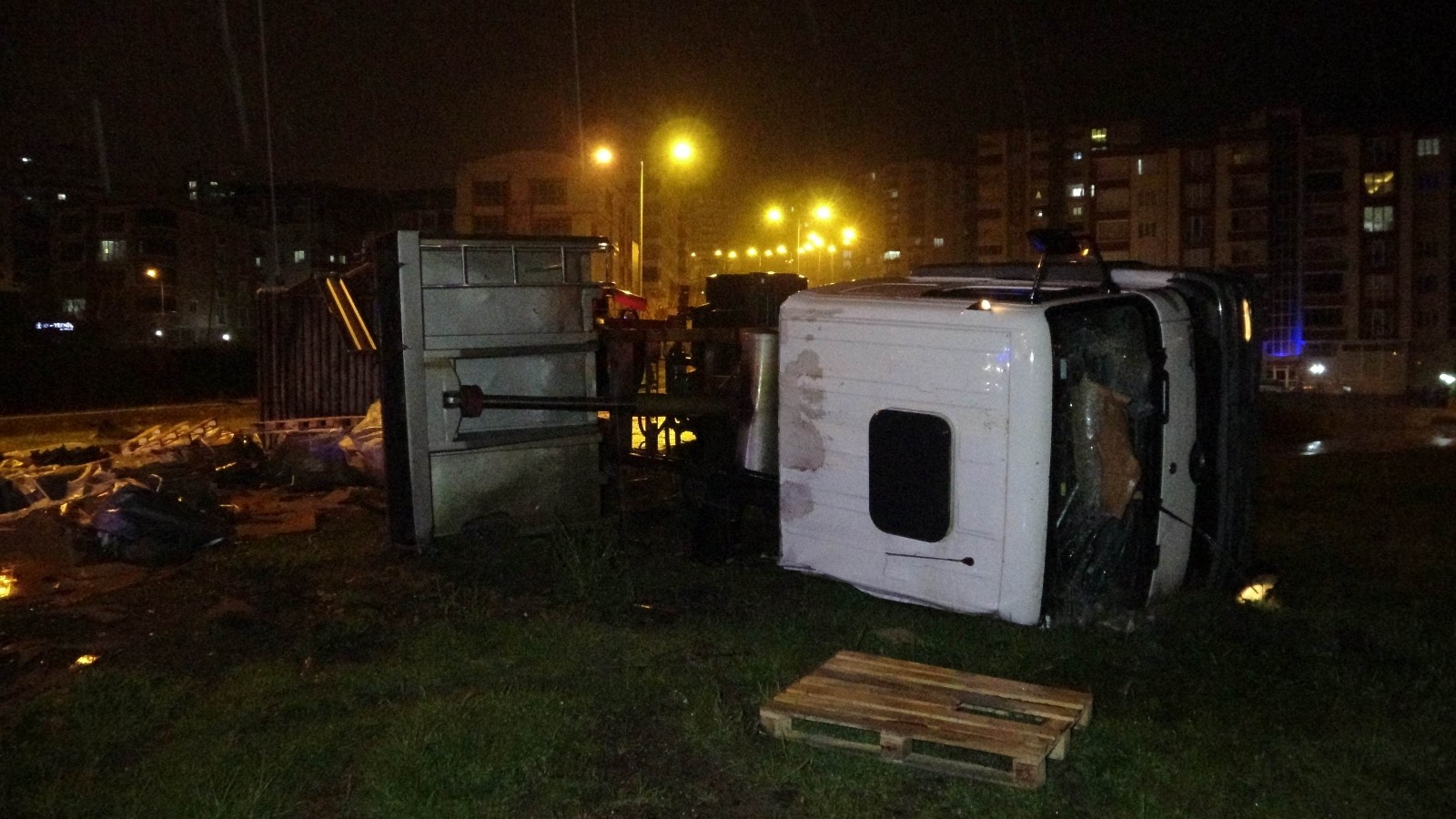 Samsun'da inşaat malzemesi taşıyan kamyon devrildi: 1 yaralı
