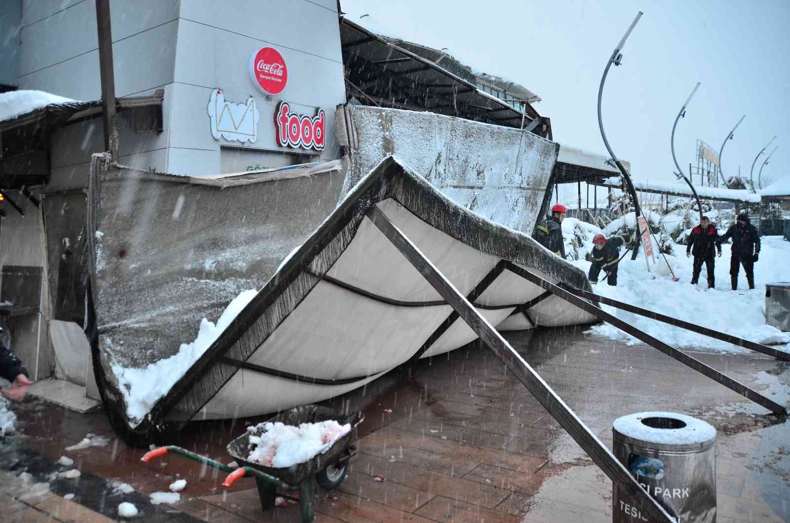 Kar yığınını taşıyamayan tente polisin üstüne çöktü

