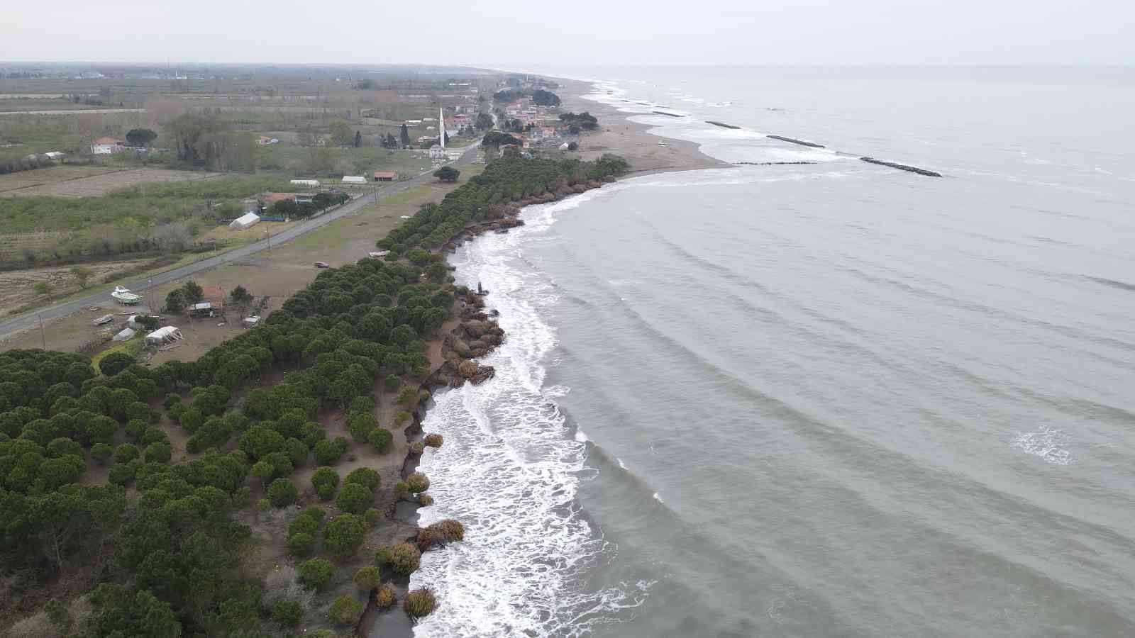 Hırçın dalgalar 150 metre kumsalı yuttu, evler tehdit altında
